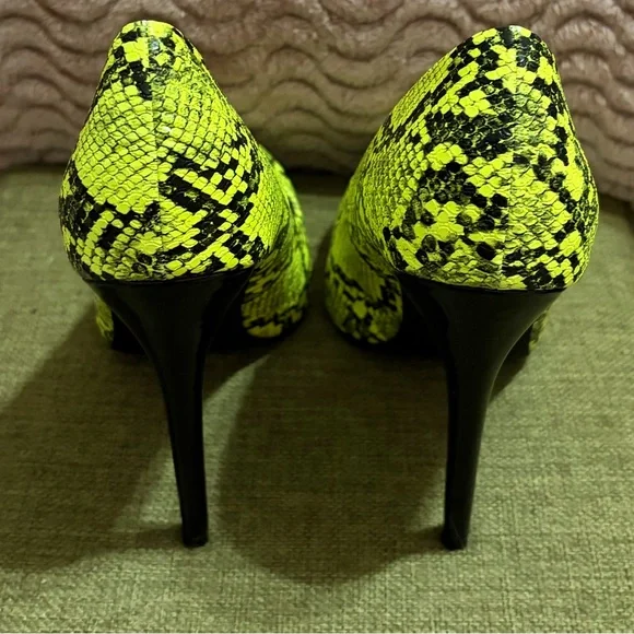 Shoe Dazzle Yellow Green Snake Print Sky High Heels Pumps - Picture 4 of 8